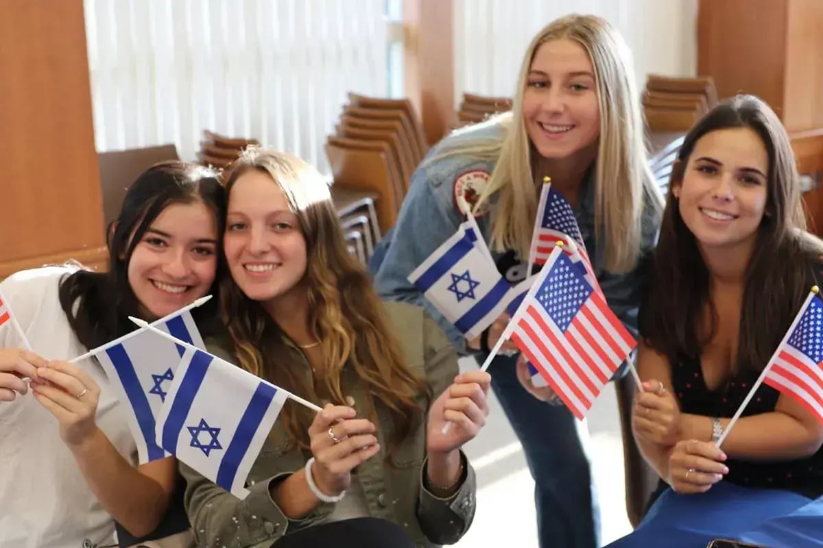 3.8_cjp-travel-jewish-greater-boston-card2-campus-initiatives