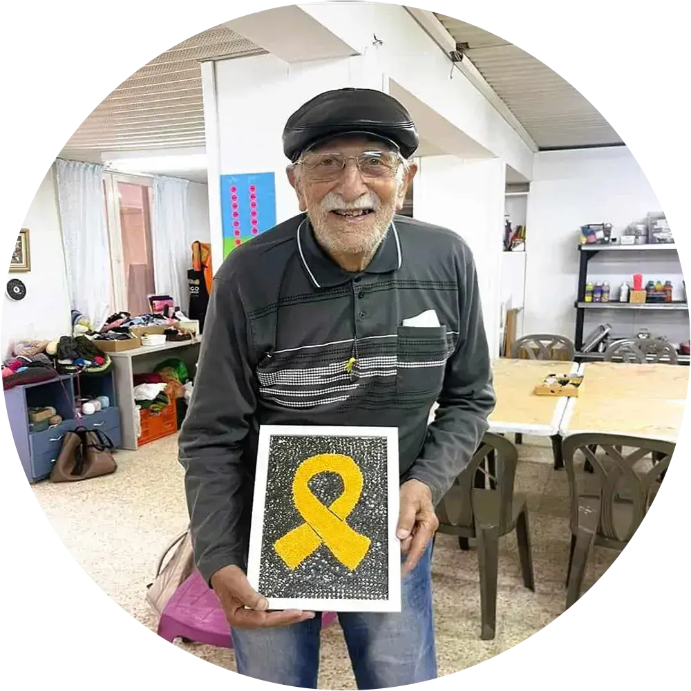 Man holding a yellow ribbon sign showing solidarity with Israeli hostages.